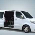 Furgoneta adaptada con puerta corredera abierta