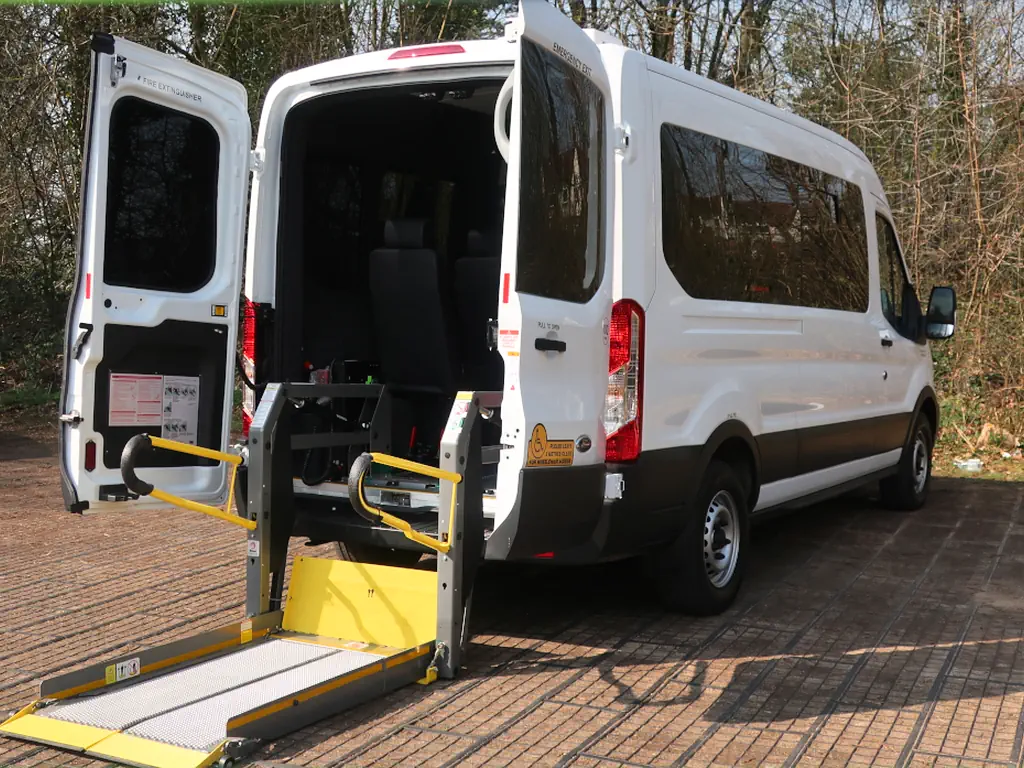 Ford E-Transit Kombi Accesible para empresas y obra social
