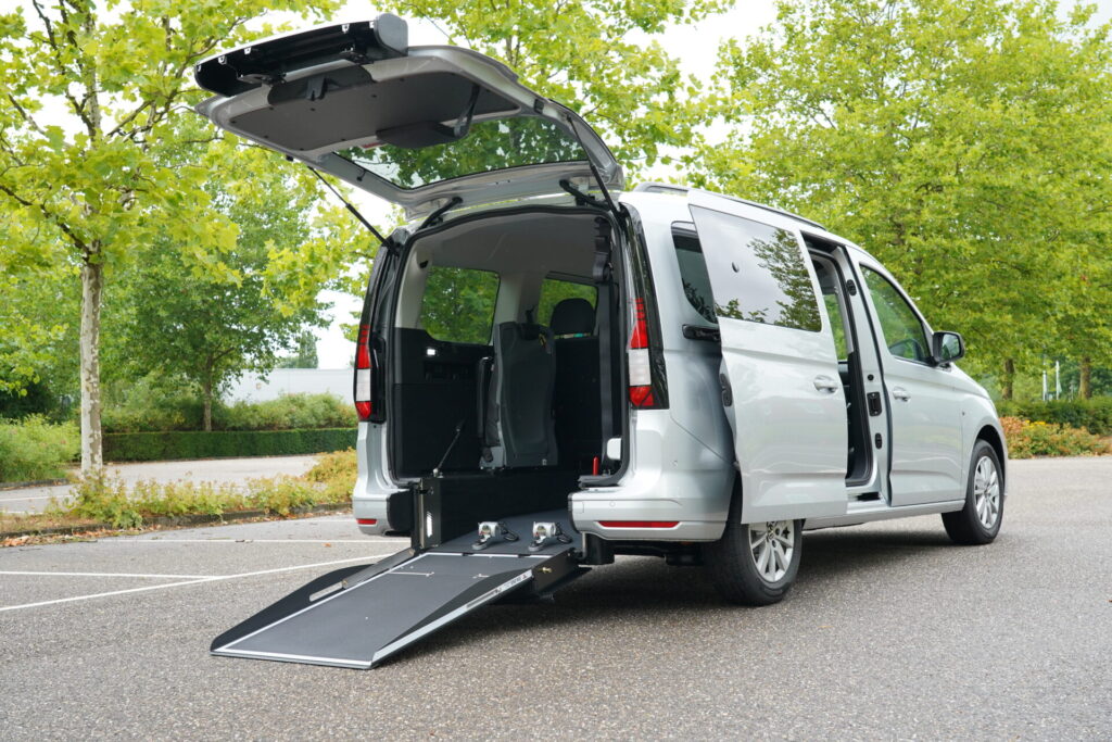 ford-grand-tourneo-phev-eurotavi-vtc-pmr-accesible (1) Ford Grand Tourneo PHEV accesible PMR para TAXI y VTC