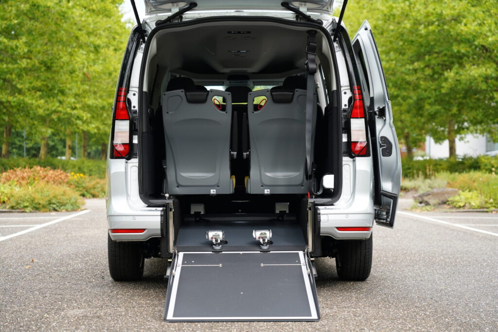ford-grand-tourneo-phev-eurotavi-vtc-pmr-accesible (2) Ford Grand Tourneo PHEV accesible PMR para TAXI y VTC