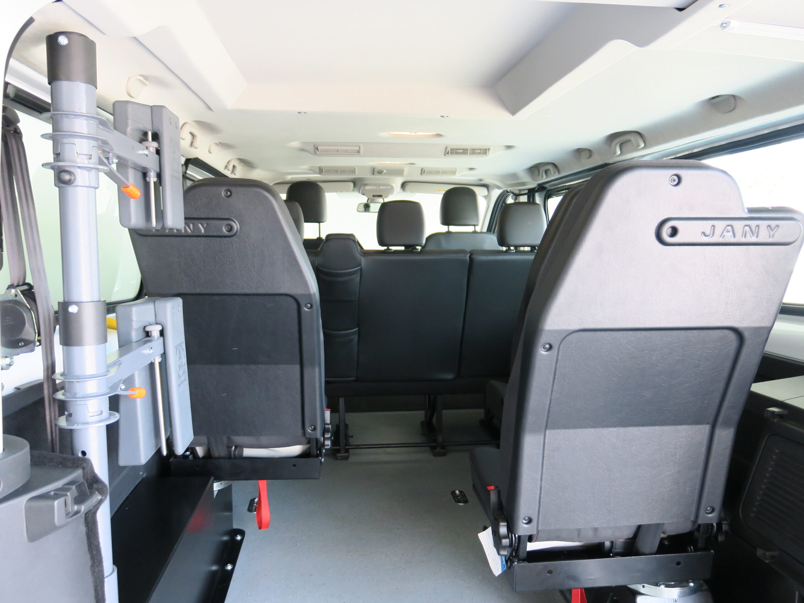 nissan-primastar-nv300-taxi-vtc-accesible-pmr (5) Nissan Primastar NV300 accesible EUROTAXI o VTC PMR