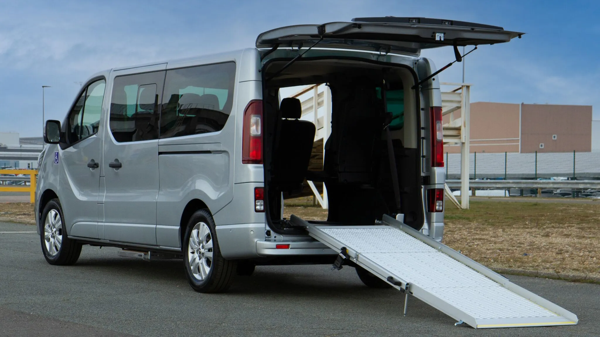renault-trafic-pmr-taxi-vtc-rampa-manual (1) Renault Trafic adaptado PMR a TAXI - VTC con rampa manual