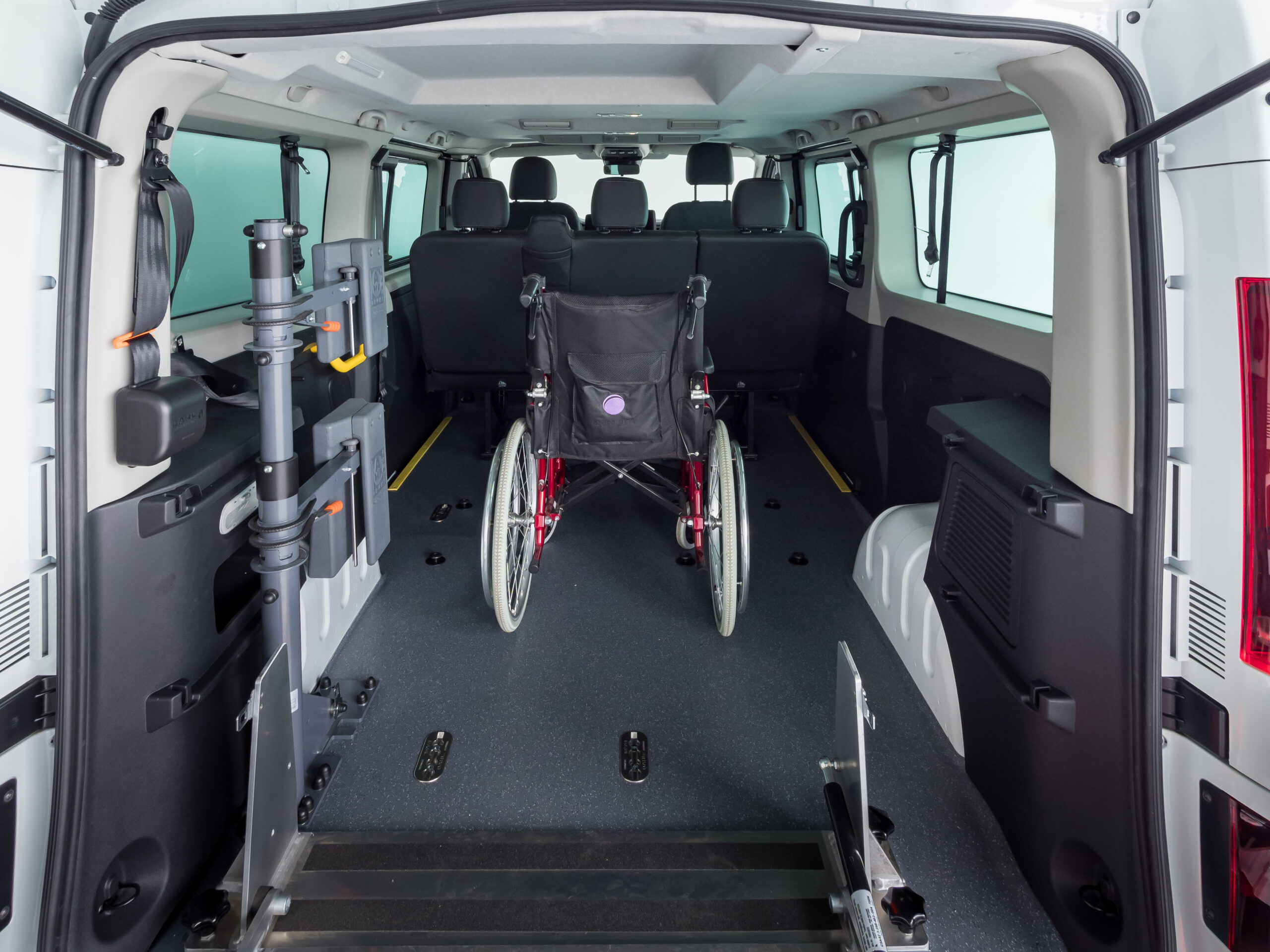 renault-trafic-pmr-taxi-vtc-rampa-manual Renault Trafic adaptado PMR a TAXI - VTC con rampa manual